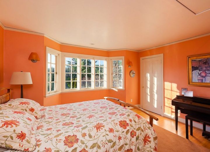 Оранжевый цвет в интерьере спальни (48 фото)