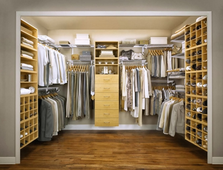 Практичное обустройство гардеробной комнаты