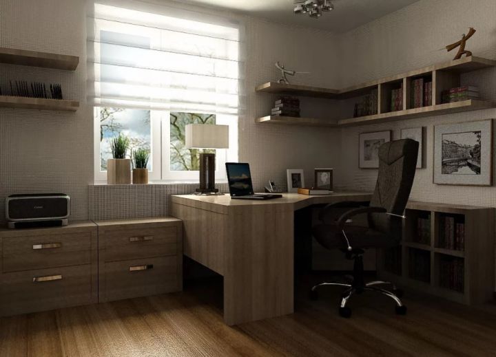 Дизайн кабинета в квартире с угловым столом из дерева и полками вдоль стены.