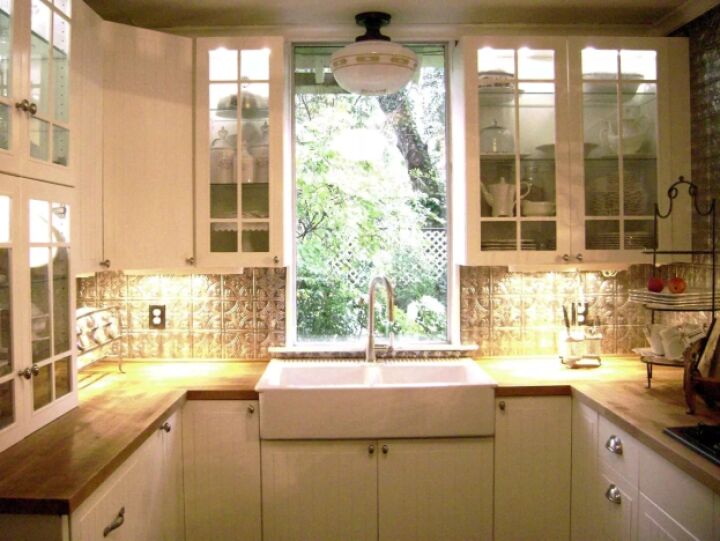 Светлые тона на маленькой кухне с дополнительными источниками света и окном