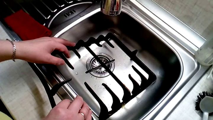 Как почистить решетку газовой плиты от жира и нагара — 5 способов в домашних условиях
