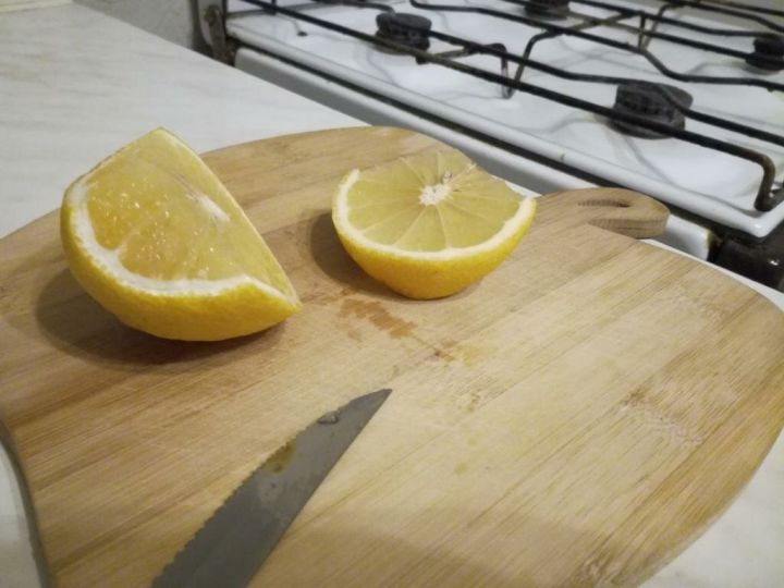 Лимонная кислота отлично очищает поверхность