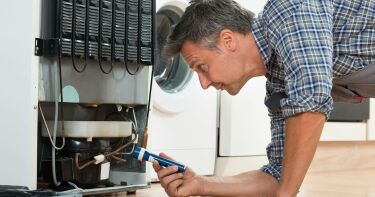 Почему может шуметь холодильник и как избавиться от шума?