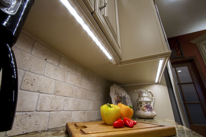 Подсветка для кухни под шкафы: какая лучше, виды, монтаж, фото