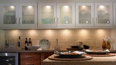 Галогенные светильники, примеры освещения фартука кухни