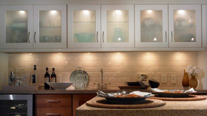 Подсветка для угловой кухни с врезным выключателем «Взмах руки»: лента Lux в профиле