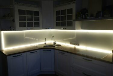 Как самостоятельно сделать светодиодную подсветку на кухне?