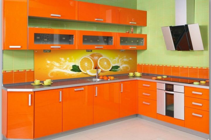 Оранжевый кухонный гарнитур и оливковые обои