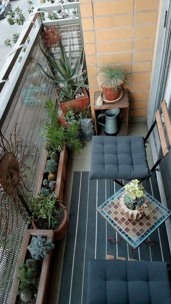 Открытый балкон с растениями