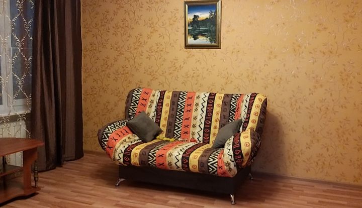 Яркий диван для уютной гостиной