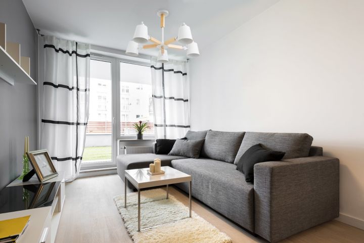 серый диван в интерьере и его сочетание с другими цветами