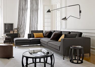 Интерьер с серым диваном и креслом