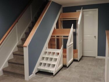 Шкаф гардеробная под лестницей