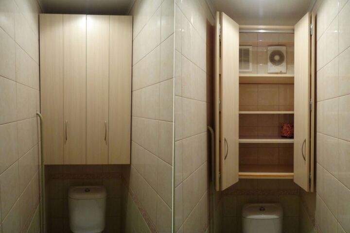 Как сделать шкаф в туалете за унитазом, и нужен ли он в городской квартире?