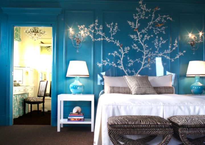 Синий цвет в интерьере спальни.