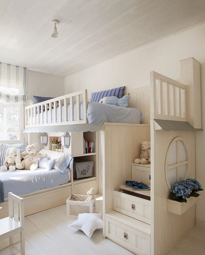 Детская комната с двухъярусной кроватью