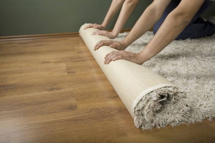 Охладить помещение можно убрав ковры