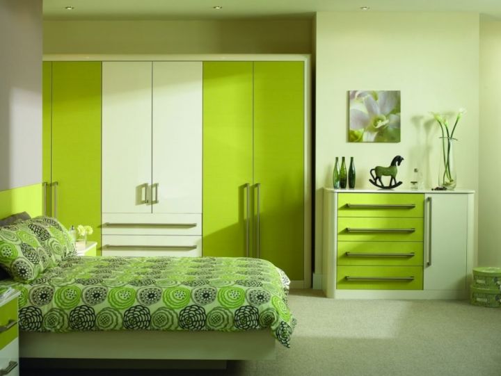 изумрудно зеленый цвет в интерьере спальни
