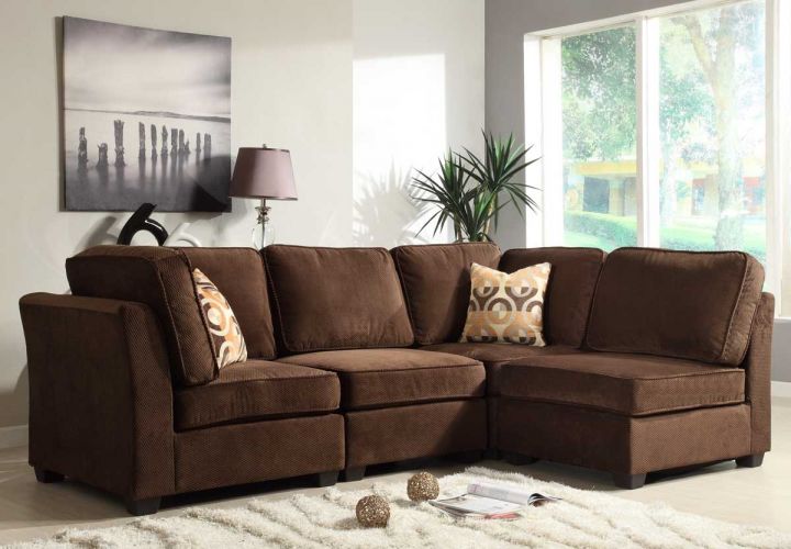 Идеи для оформления интерьера с коричневым диваном