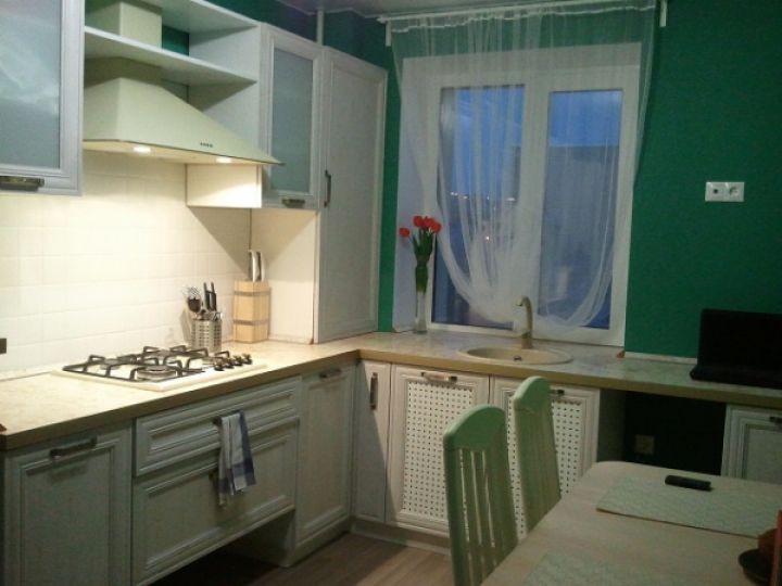 Светлая мебель на зеленой кухне