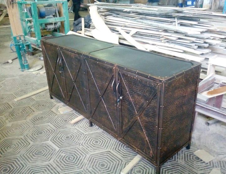 Металлический комод на ножках