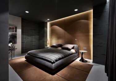 Комната с черной кроватью