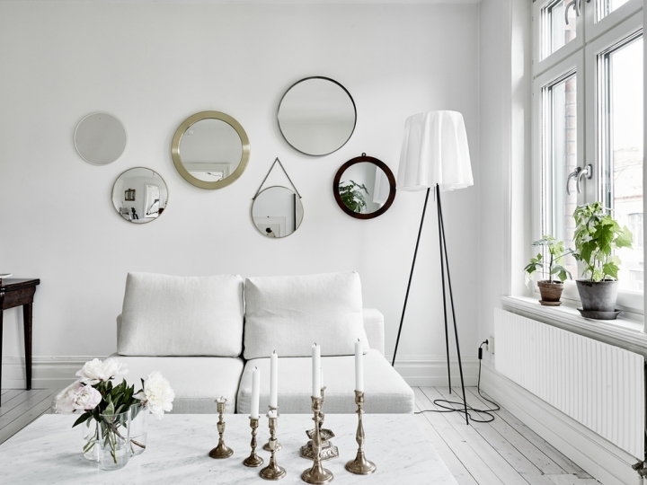 Дизайн гостиной в скандинавском стиле с зеркалами на стенах
