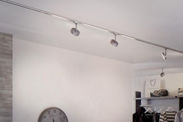 Линейный трековый LED-светильник на кухне