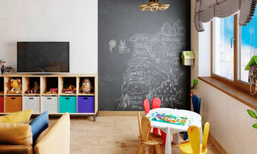 Детский стол с доской для рисования мелом