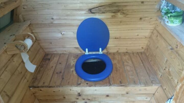 Вариант внутреннего обустройства туалета на даче