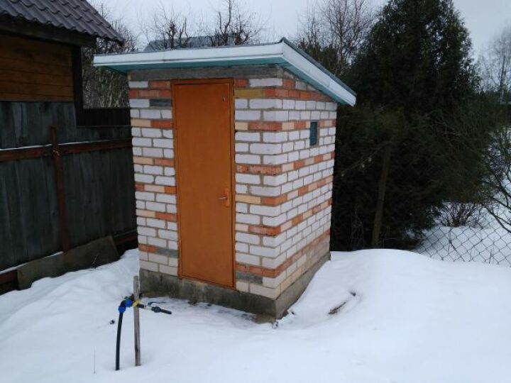 Летний душ и туалет из кирпича под одной крышей. 10 фото