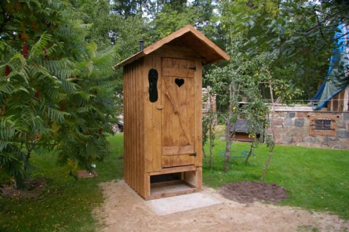 Стандартный туалет для дачи из дерева