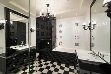 Шахматная доска часто используется в отделке пола при дизайне чёрной ванной