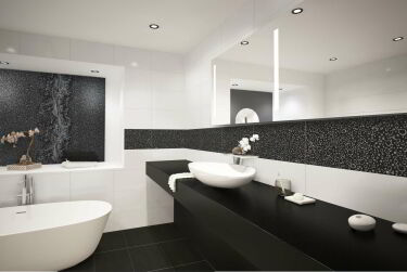 Лучшего решения для чёрной ванной комнаты, чем белый потолок ещё не придумано