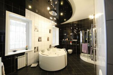 В больших ванных комнатах можно использовать комбинированные конструкции на потолке