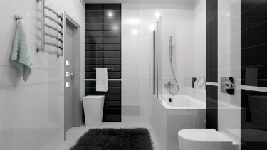 Пушистый коврик на полу добавит тепла и уюта ванной комнате в чёрном цвете