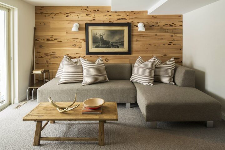 Тандем штукатурки и дерева в отделке стен позволит сэкономить и создать красивый интерьер дачного дома