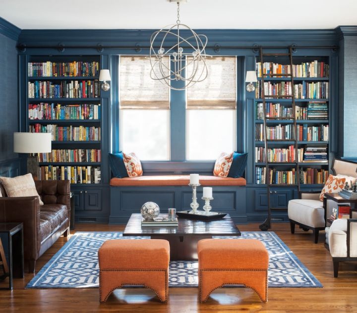Синий шкаф для книг в интерьере
