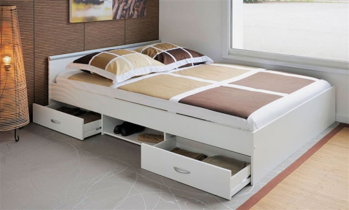 Удобная двуспальная кровать с выдвижными контейнерами
