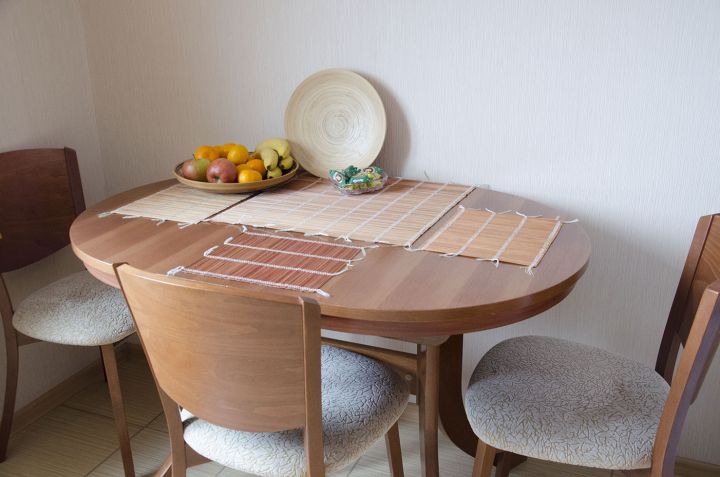 Круглый стол на кухню: плюсы и минусы, как выбрать, фото в интерьере