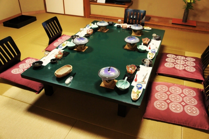 Японские столики для еды