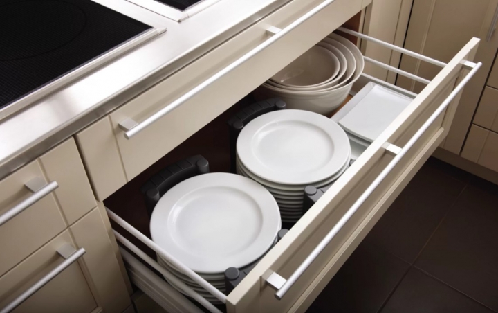 Выдвижной ящик для посуды в нижнем шкафу