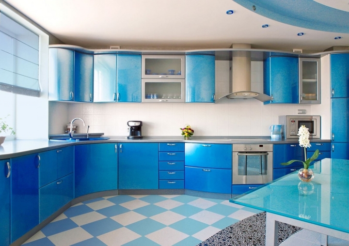 Большая синяя кухня со скругленными углами