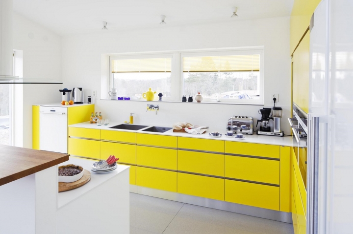 Солнечная желтая кухня без верхних шкафов