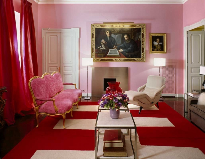 Романтический розовый в интерьере гостиной