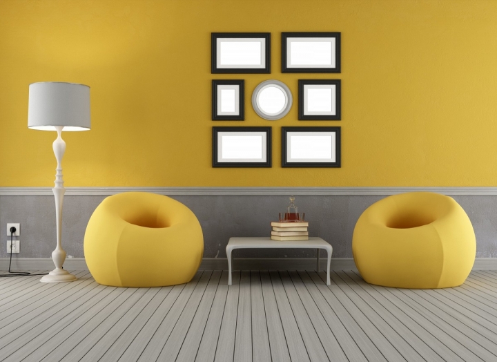 Мягкая желтая мебель на фоне серого пола