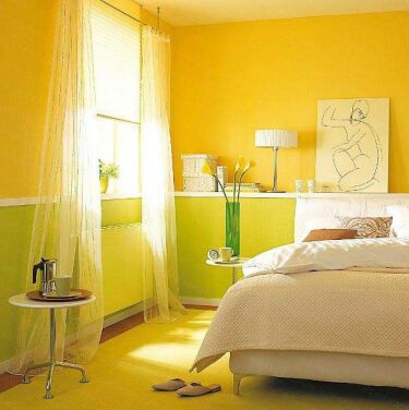 Желтое покрывало на кровать в интерьере