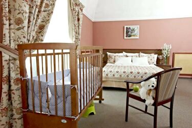Дизайн интерьера спальни с детской кроваткой